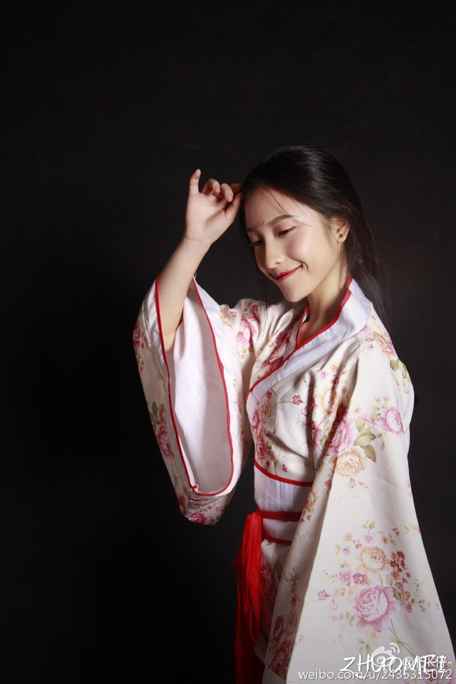 组图：艺考女生晒写真 清纯无敌酷似Angelababy