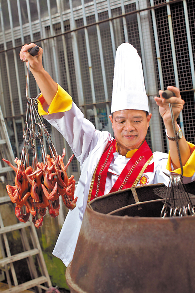 1/13 　广州厨师界有云：“厨出凤城”。顺德可说是广府菜的重镇所在，“