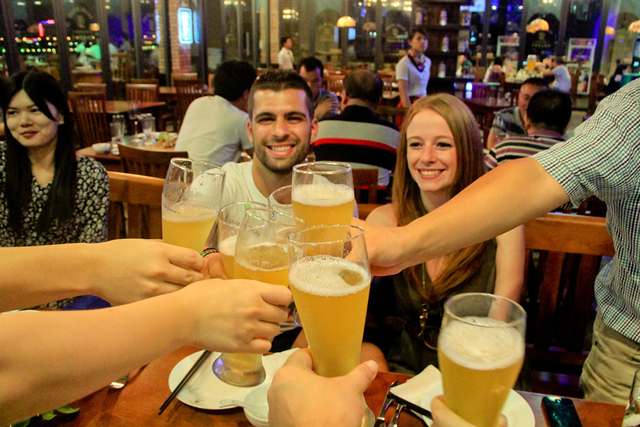 与外国友人共同举杯