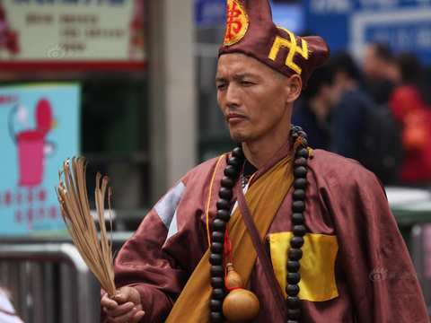 广州火车站现"济公" 扇着扇子赶春运