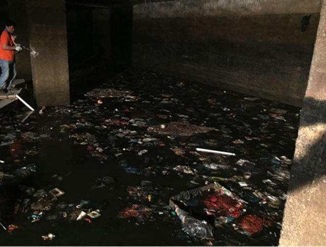 市场停车场大楼地下室成污水池 恶臭难闻.