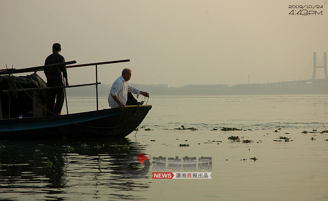 船主坐在船头等着钱到位