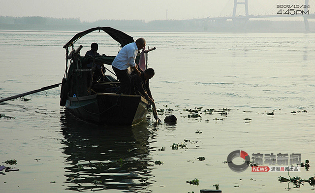 打捞人员将第二名遇难学生遗体从水里拉起