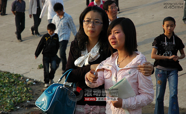 岸边焦急等待的师生