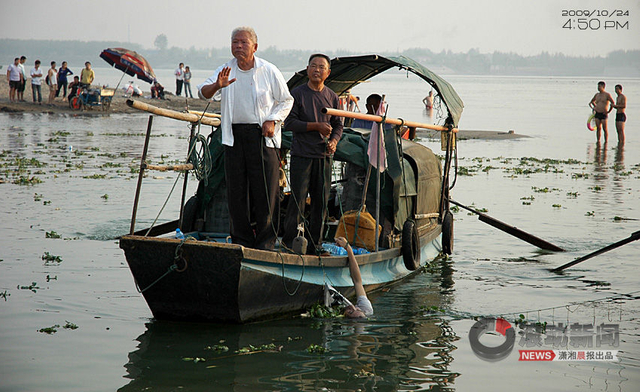 打捞者和学校的人交涉