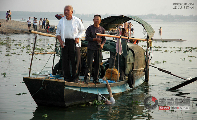 从连续手势看并不像在商量如何靠岸
