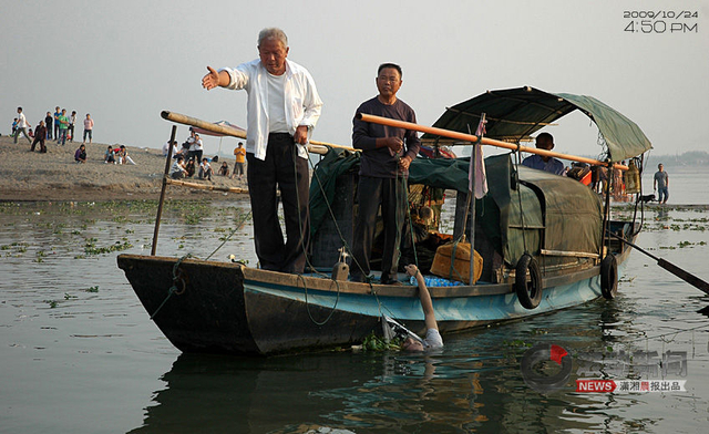 打捞者一行示意将第二名遇难学生遗体交给师生