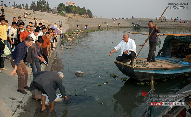 打捞者将第二名遇难学生遗体交给岸上师生