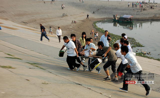 师生们将打捞上来的遇难学生紧急送往医院