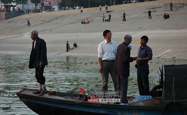 打捞者停止打捞在船上抽烟喝水