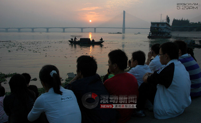 学生们在岸上苦等第三名遇难同学