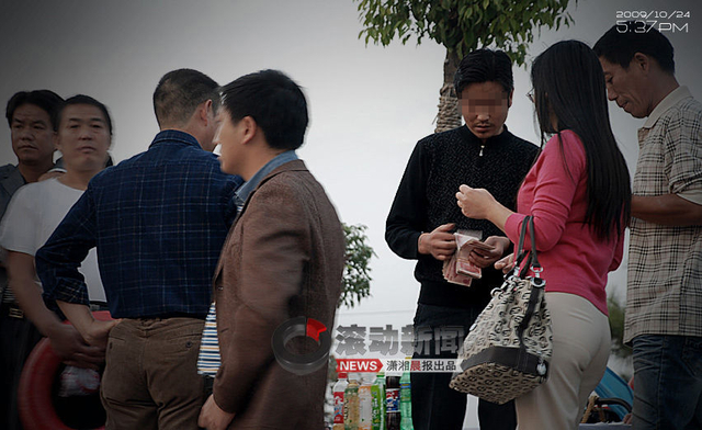 岸上的打捞者一方收到校方筹集的钱款