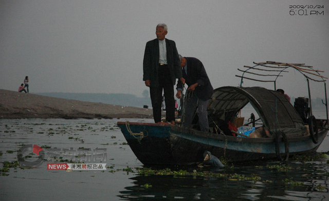 打捞人员将第三名遇难学生的遗体拉上水面