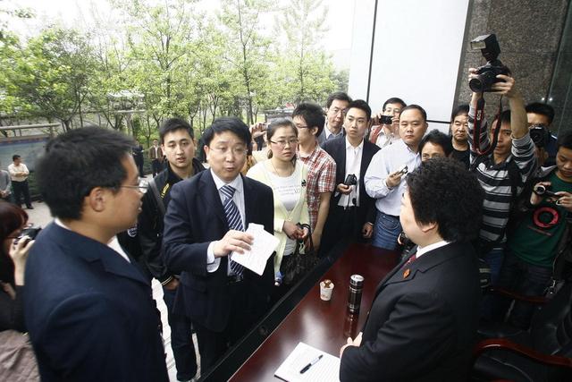 5/6 4月19日，部分旁听人员进入现场。当日，备受关注的原涉黑案律师李庄