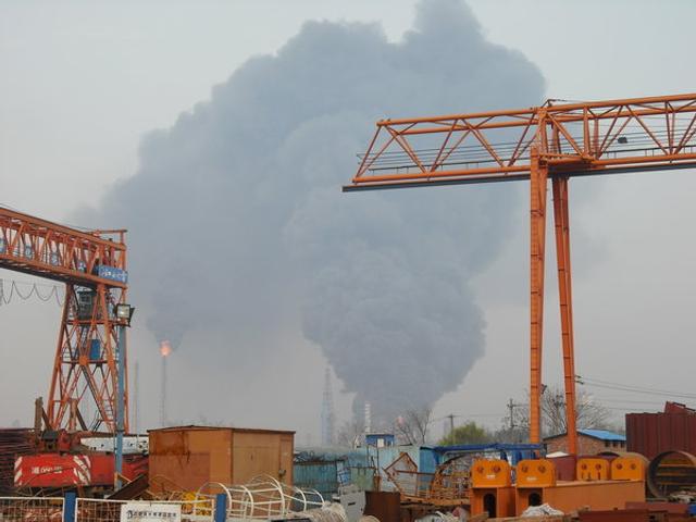 江西九江炼油厂发生大火