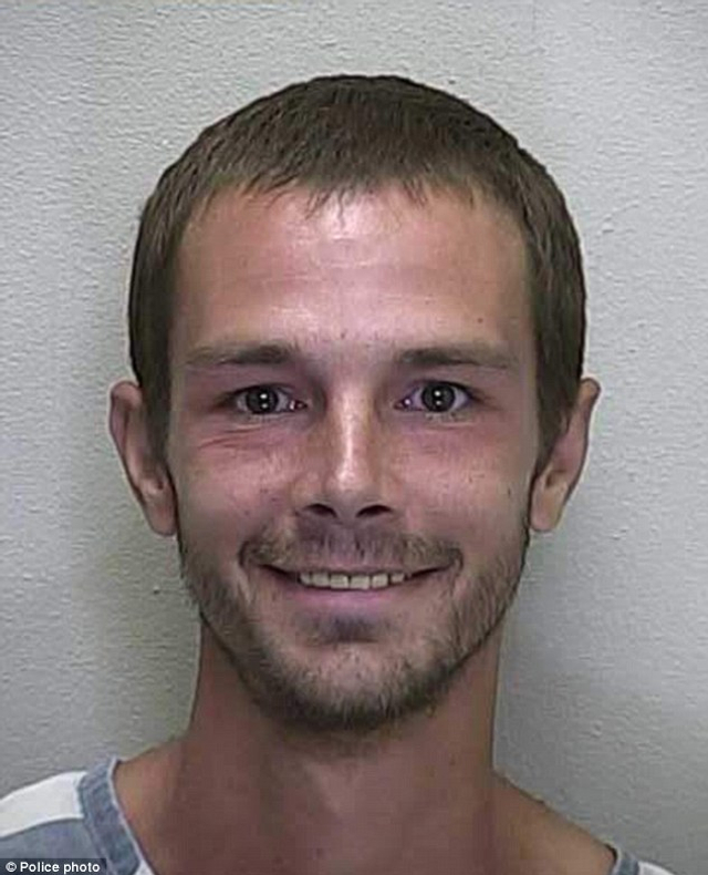 美国一名男子强奸自家母驴被逮捕 新浪图片