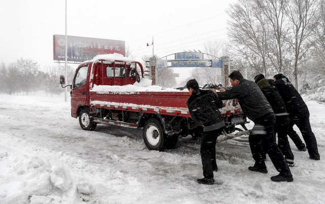北京延庆遭遇52年来最大降雪
