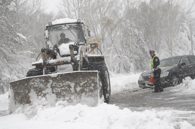 北京延庆遭遇52年来最大降雪