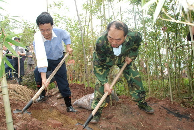 雷政富昔日工作照曝光