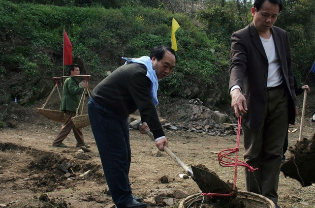 雷政富昔日工作照曝光