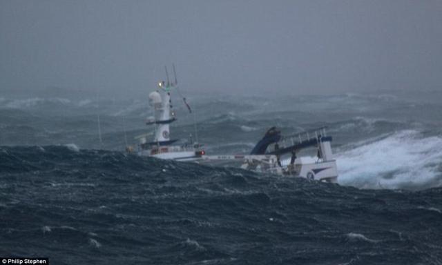 渔船被卷入9米巨浪颠簸摇晃险遭吞没 新浪图片