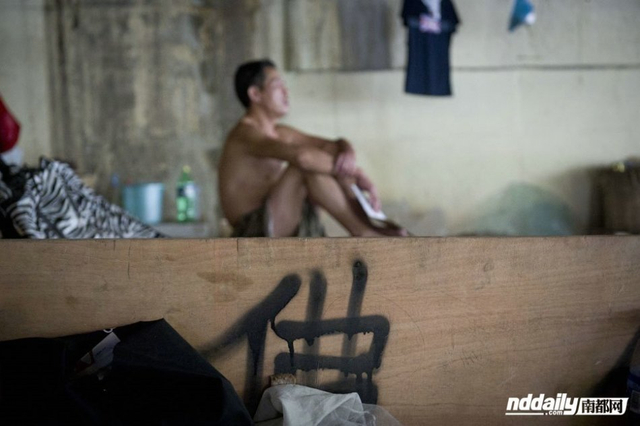 湖南郴州的老陈在人行天桥下住了不止一年