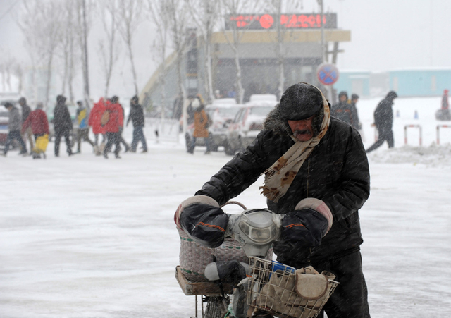 沈阳市民在暴雪中艰难行走