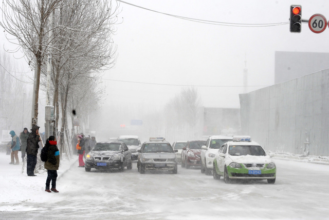 沈阳街头风雪交加