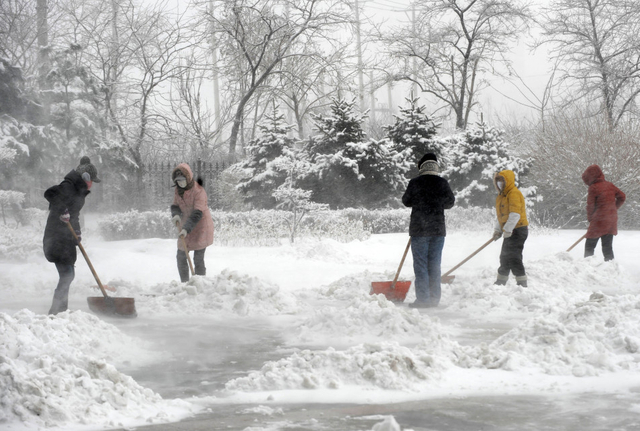 沈阳市民在进行除雪工作