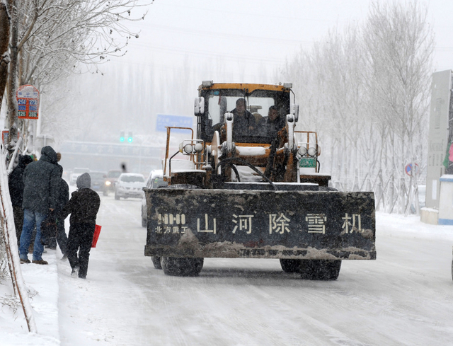 沈阳街头的除雪车在进行作业