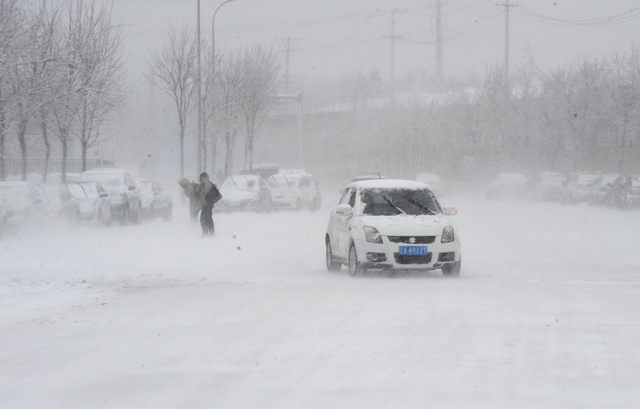 沈阳街头风雪交加行车困难