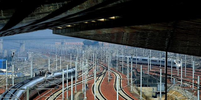 两列动车组列车在郑州东站的站区内“相遇”