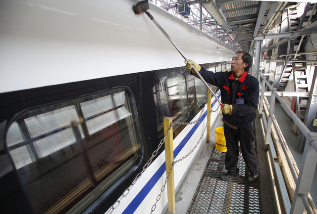 保洁人员在清洁车体