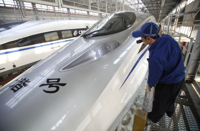 地勤机械师在检查车头雨刷器