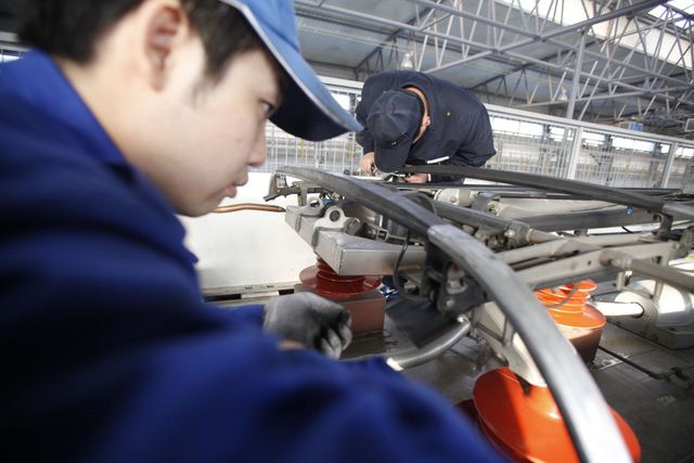 地勤机械师在车顶检查受电弓状态