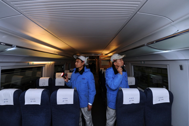 技术人员在检查一列京广高铁列车的内饰
