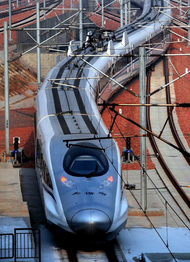 一列由北京方向驶来的动车组列车驶进郑州东站