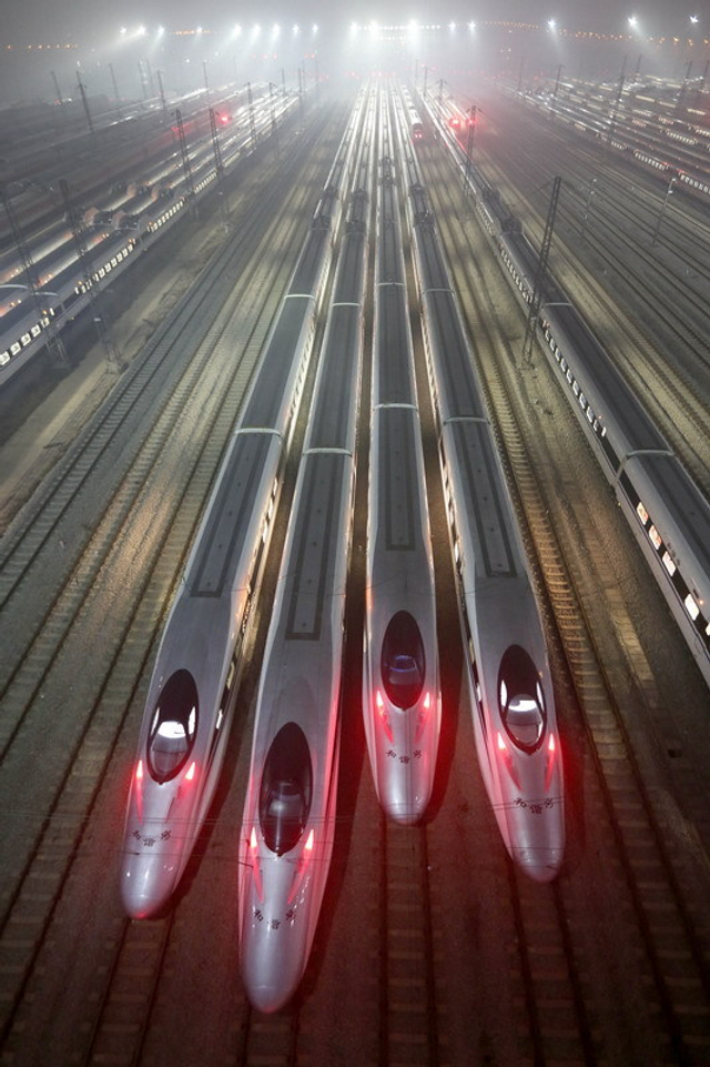 众多京广高铁列车停靠在武汉动车基地