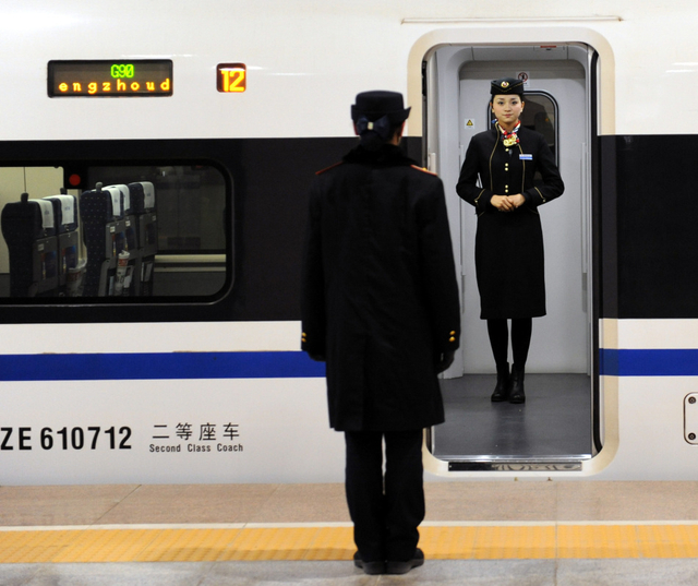 郑州开往北京的首趟G90次高铁列车的乘务人员
