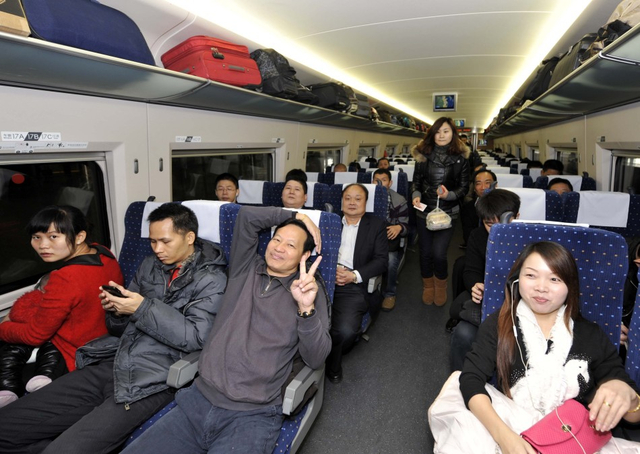 乘客在广州南至北京西的G80次高铁列车上等候发车