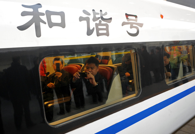 旅客在G92次列车车厢内拍照