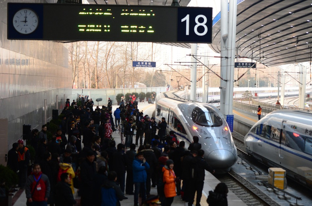 京广高铁G801次列车缓缓驶出北京西站