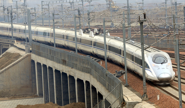 郑州东站首发的G90次高铁开往北京