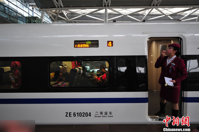 京广高铁列车上的工作人员