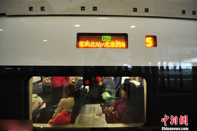 乘客在高铁列车内