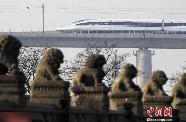 在京广高铁上运行的列车