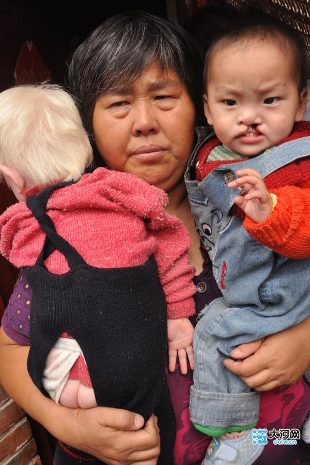 袁厉害抱着她收养的弃儿