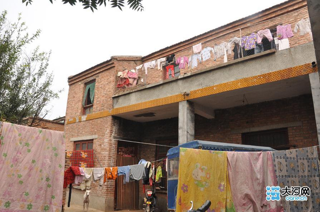 院子里挂着孩子们的衣服