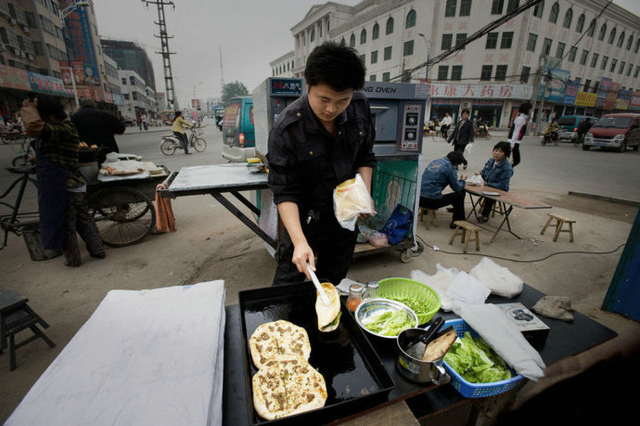 袁厉害第一个收留的病儿袁海洋长大成才