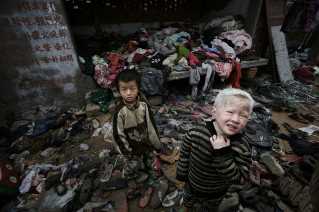 很多热心人把旧衣物和鞋子捐给孩子们穿